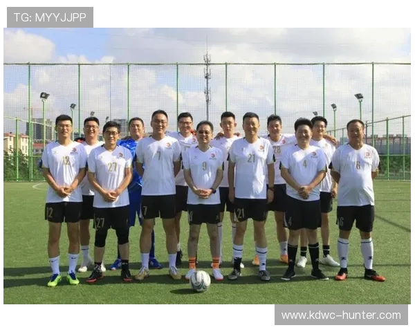 深圳足球队的团队协作揭秘:如何在绿茵场上实现完美配合与默契合作 深圳足球队的团队协作揭秘:如何在绿茵场上实现完美配合与默契合作