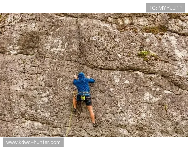 科学攀岩中的灵活性训练技巧与方法探讨助你提升攀岩表现 科学攀岩中的灵活性训练技巧与方法探讨助你提升攀岩表现